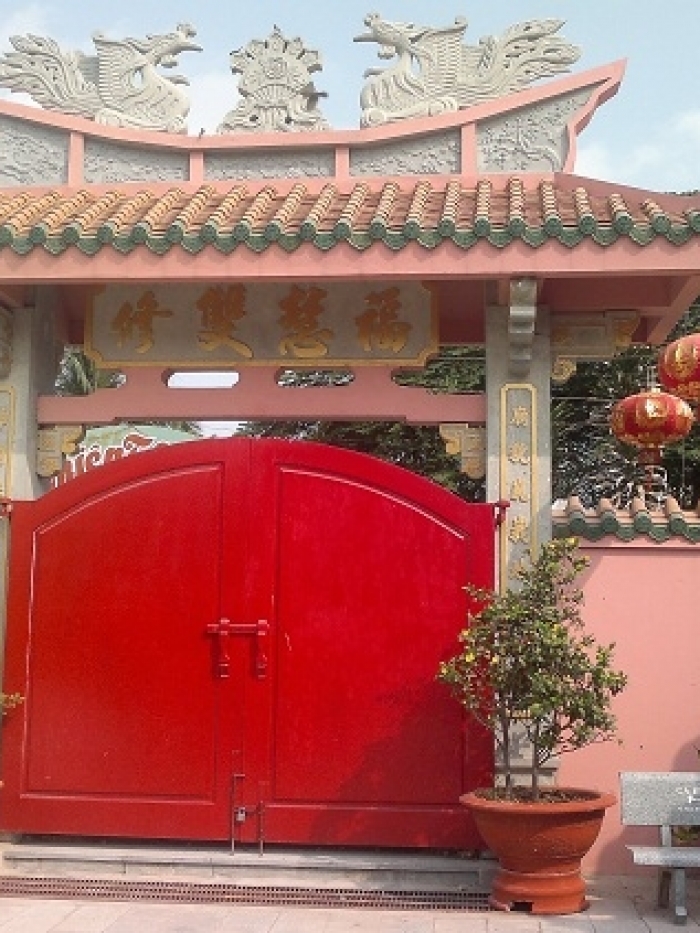 Cổng phụ chùa