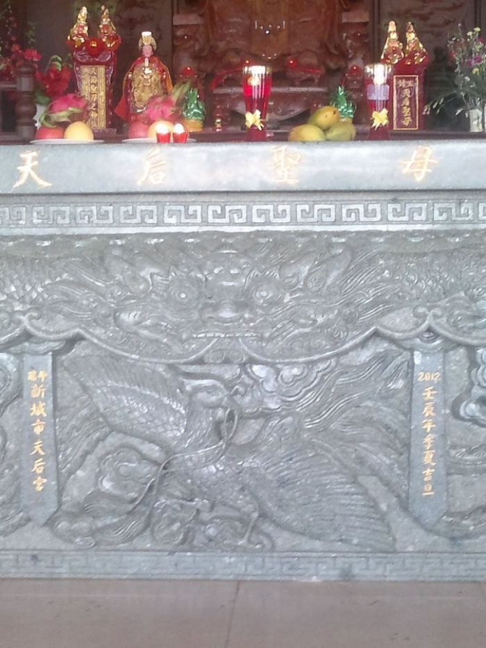 Bàn thờ chùa bà